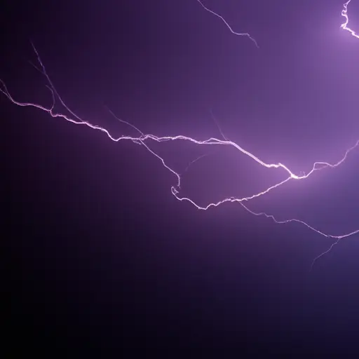 Un rayo impacta con destellos brillantes y energía eléctrica en un cielo tormentoso